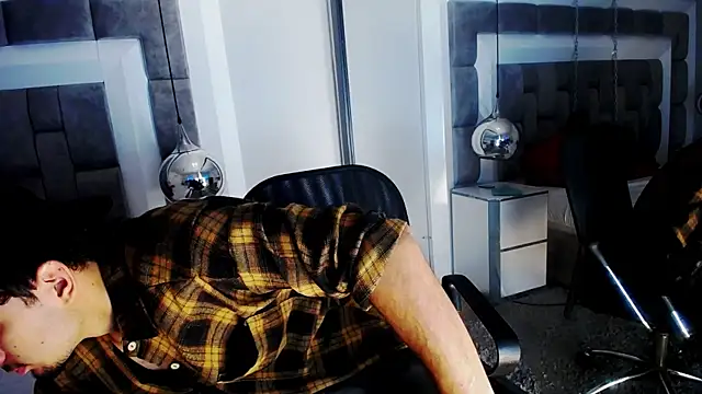 Snapshot of LucasThomson_ chatting on 06/18/26, 04:02 LucasThomson online show from 06/18/26, 04:02