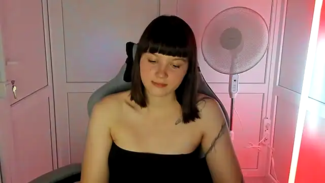 Snapshot of Vanilla_Vixen chatting on 06/18/26, 06:12 Vanilla Vixen online show from 06/18/26, 06:12