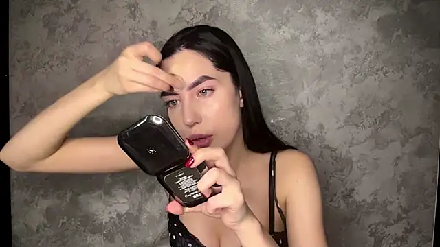 Snapshot of Ailish_Loveee chatting on 06/19/26, 03:27 Ailish Loveee online show from 06/19/26, 03:27