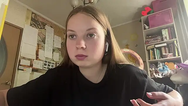 Snapshot of Aileyn chatting on 07/14/26, 10:21 Aileyn online show from 07/14/26, 10:21