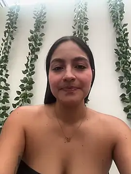Snapshot of SophiCastro09_ chatting on 07/18/26, 04:33 SophiCastro09 online show from 07/18/26, 04:33