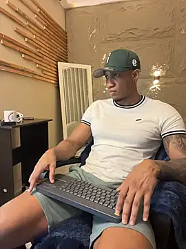 Snapshot of LoganVarela chatting on 07/13/26, 04:10 LoganVarela online show from 07/13/26, 04:10