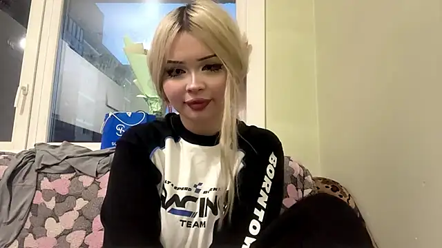 moonluv33 online show from 06/19/26, 01:26