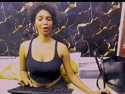 Snapshot of Caramelminxx_ chatting on 06/15/26, 08:05 Caramelminxx online show from 06/15/26, 08:05