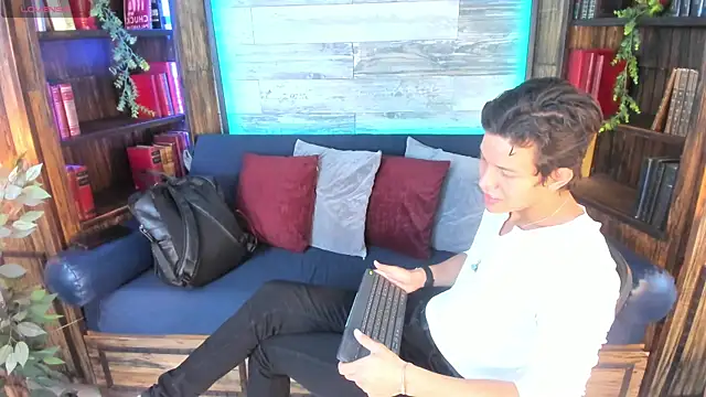 Snapshot of LevinFox chatting on 06/21/26, 12:52 LevinFox online show from 06/21/26, 12:52