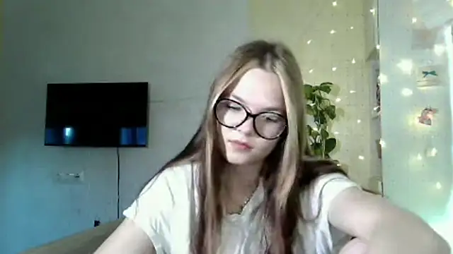 Snapshot of AvrilGillig chatting on 06/18/26, 01:04 AvrilGillig online show from 06/18/26, 01:04