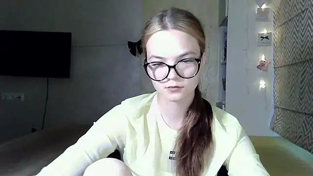Snapshot of AvrilGillig chatting on 06/23/26, 04:16 AvrilGillig online show from 06/23/26, 04:16