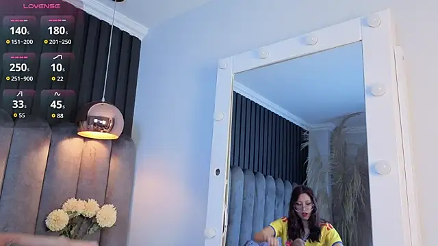 lunar lustx online show from 07/03/26, 08:15