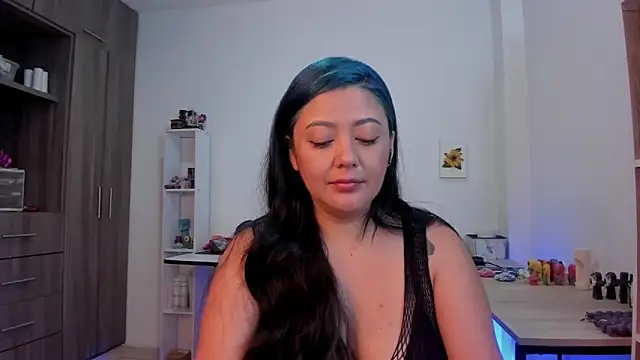 LauraToro  online show from 03/25/26, 04:02