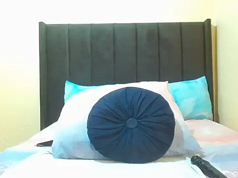 NaughtyLuux12 online show from 06/12/26, 05:45