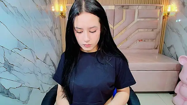 Aleja r  online show from 06/18/26, 07:40