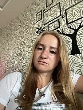Snapshot of Emilia_kis chatting on 06/11/26, 10:35 Emilia kis online show from 06/11/26, 10:35
