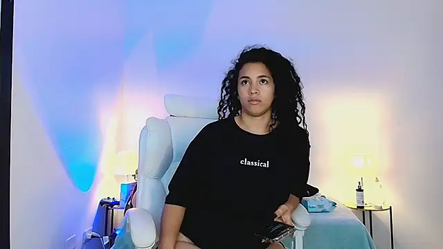 Snapshot of Isabella_Sophia19 chatting on 06/19/26, 10:46 Isabella Sophia19 online show from 06/19/26, 10:46