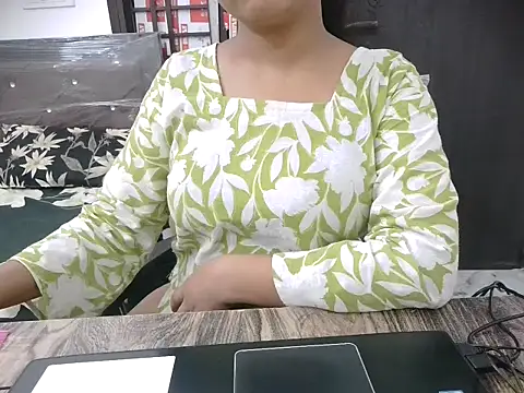 Bold-Divya1 online show from 06/19/26, 03:44
