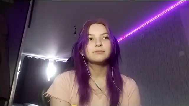 Snapshot of CaroylnOllhoff chatting on 06/17/26, 10:28 CaroylnOllhoff online show from 06/17/26, 10:28