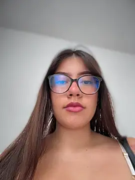 Saracalderon online show from 06/17/26, 11:34