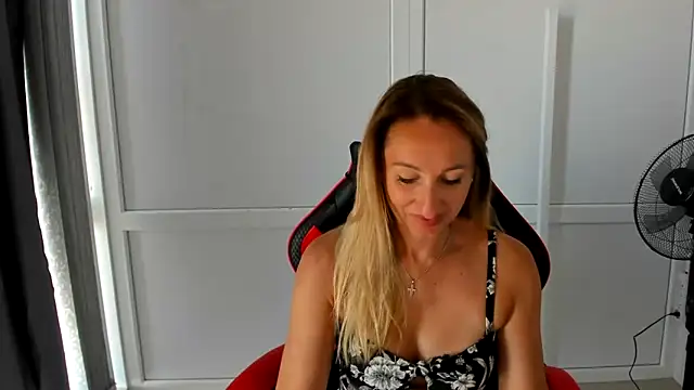 LilyDreamm online show from 06/28/26, 06:19