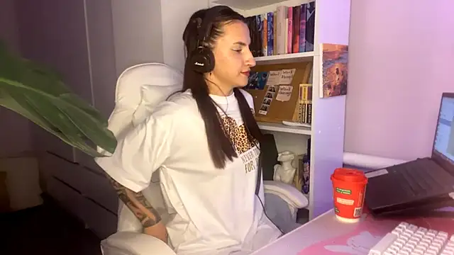 Monica Cutersseys online show from 06/19/26, 05:50