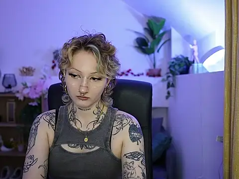 tattooedblondee18 online show from 06/22/26, 01:08