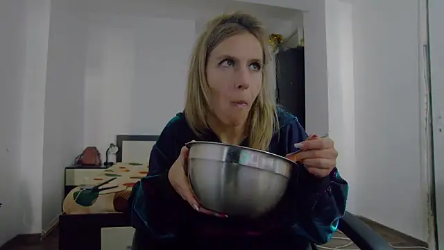 Snapshot of DedeSibel chatting on 10/10/25, 11:20 DedeSibel online show from 10/10/25, 11:20