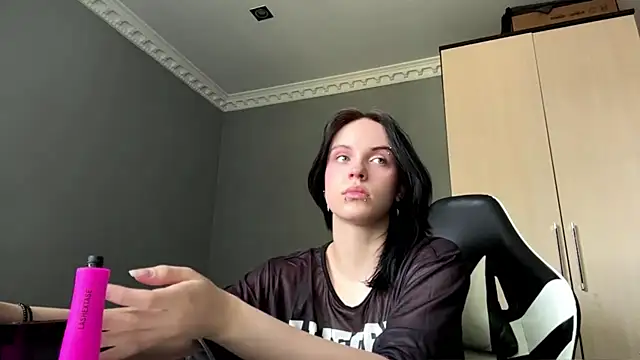 Snapshot of martinienjoyer chatting on 07/05/26, 08:43 martinienjoyer online show from 07/05/26, 08:43