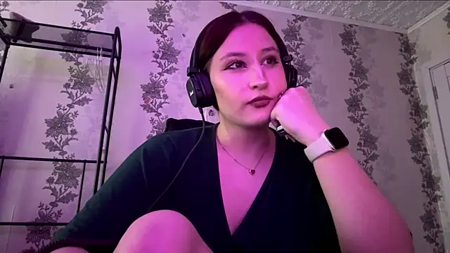 SuzanMoote online show from 07/06/26, 11:29