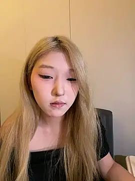 Snapshot of liyiyi- chatting on 07/06/26, 10:56 liyiyi- online show from 07/06/26, 10:56
