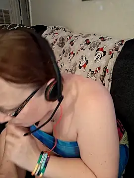 Snapshot of XxMs_StarzxX chatting on 12/17/25, 09:21 XxMs StarzxX online show from 12/17/25, 09:21