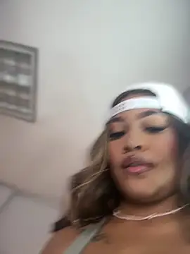 Snapshot of riri_brunnete chatting on 03/02/26, 03:30 riri brunnete online show from 03/02/26, 03:30