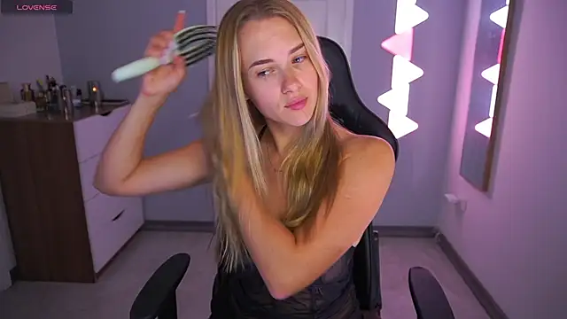 DanikaDillan online show from 10/14/25, 12:33