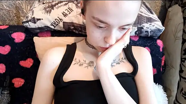Snapshot of CaraDelevingnee chatting on 08/04/26, 03:03 CaraDelevingnee online show from 08/04/26, 03:03