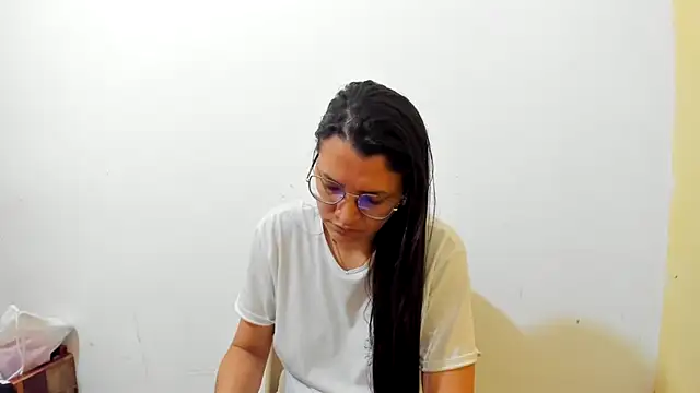 Snapshot of MARILYN_GARCIA chatting on 10/13/25, 01:33 MARILYN GARCIA online show from 10/13/25, 01:33