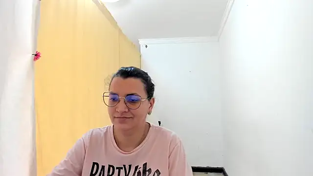 Snapshot of MARILYN_GARCIA chatting on 10/25/25, 03:18 MARILYN GARCIA online show from 10/25/25, 03:18