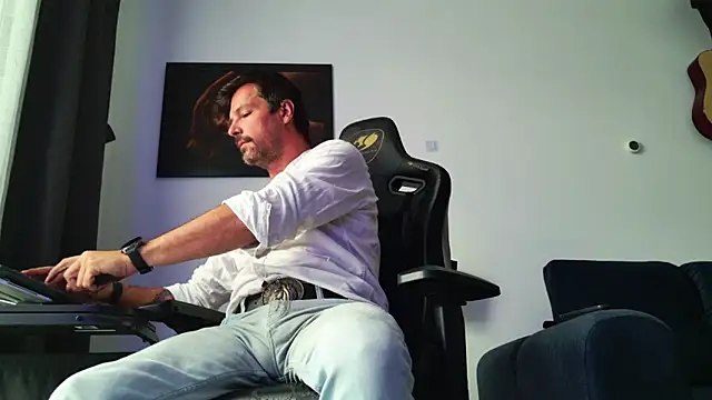Snapshot of ChrisKox chatting on 07/13/26, 04:04 ChrisKox online show from 07/13/26, 04:04