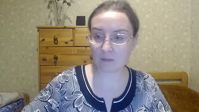 Snapshot of Smart_Rose chatting on 02/06/25, 12:43 Smart Rose online show from 02/06/25, 12:43