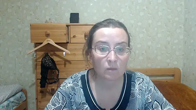 Snapshot of Smart_Rose chatting on 12/16/25, 04:34 Smart Rose online show from 12/16/25, 04:34