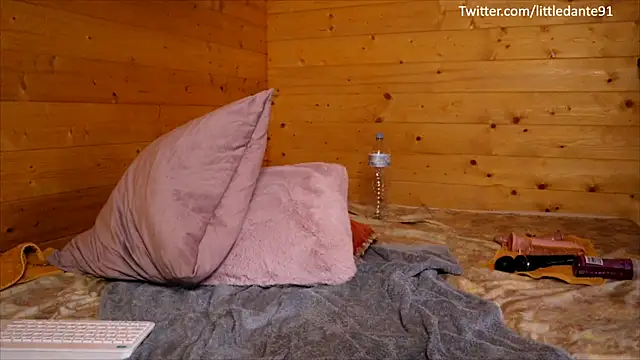 Snapshot of LittleMe97 chatting on 01/19/25, 02:38 LittleMe97 online show from 01/19/25, 02:38