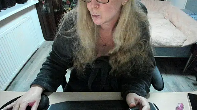 minoesje37 online show from 02/18/25, 08:25