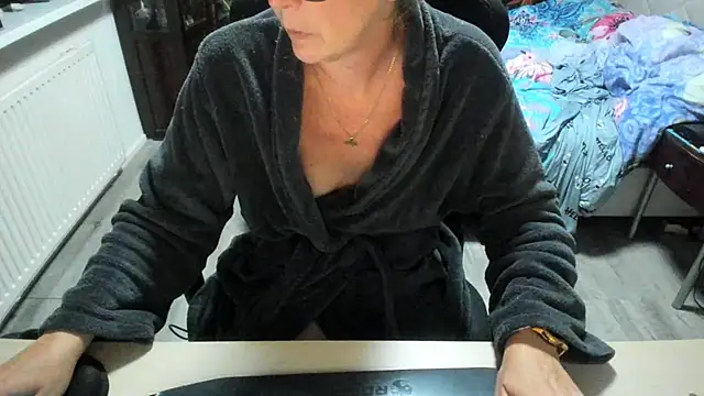 minoesje37 online show from 10/02/25, 07:21