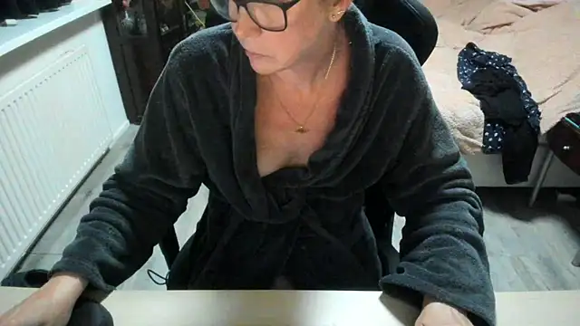 minoesje37 online show from 10/27/25, 08:35