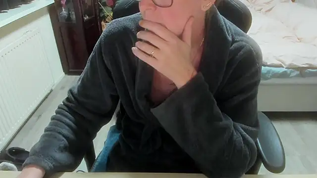 minoesje37 online show from 02/23/26, 08:28