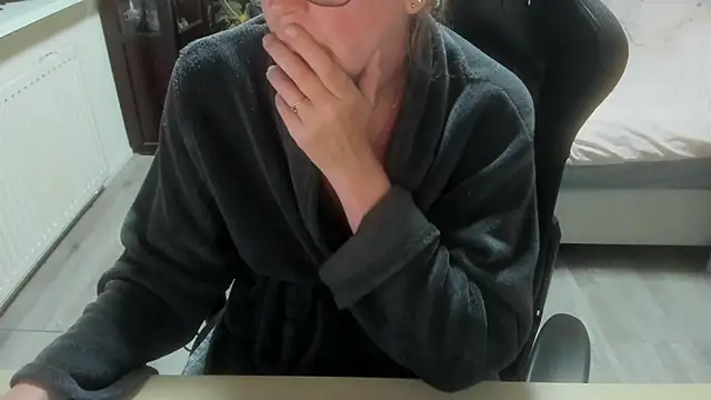 minoesje37 online show from 04/20/26, 07:48