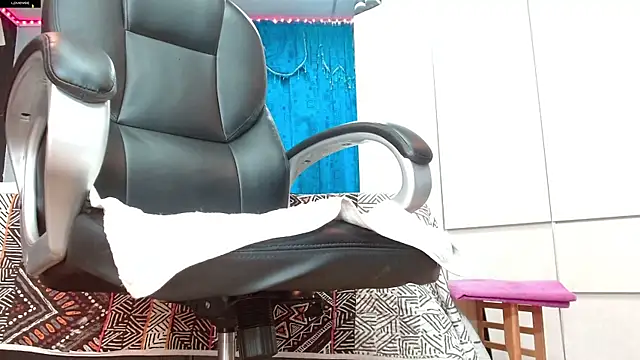 khloeHermaprodit3 online show from 02/27/26, 08:42