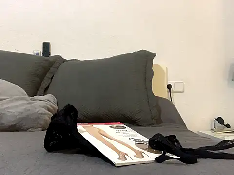 Snapshot of Chic_desire chatting on 09/19/25, 07:43 Chic desire online show from 09/19/25, 07:43