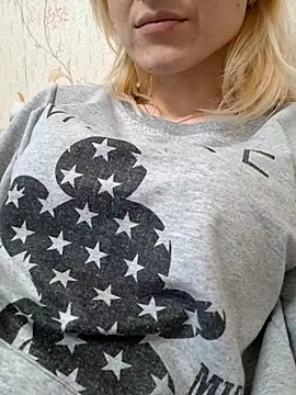 YogisticJuli666 online show from 03/04/25, 10:24