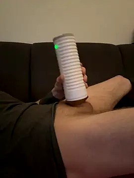 Snapshot of LionBoy1976 chatting on 10/28/25, 03:43 LionBoy1976 online show from 10/28/25, 03:43