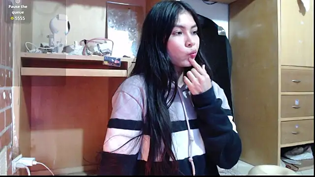 evolet01 online show from 04/18/26, 02:04