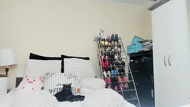 juliahayessxx online show from 02/23/25, 08:00