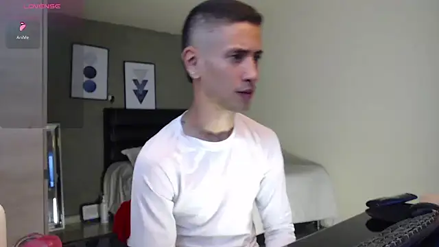 Snapshot of RetainedHound chatting on 12/19/25, 03:24 RetainedHound online show from 12/19/25, 03:24