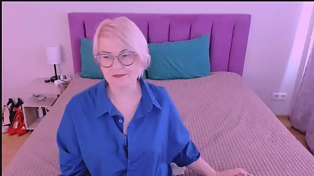 sabrinamacmarren online show from 09/12/25, 09:42